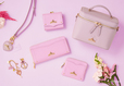 バッグ ¥23,100、長財布 ¥25,300、折財布 ¥23,100、フラグメントケース ¥19,800、スマホストラップ ¥11,000、バッグチャーム ¥6,050、ファスナーチャーム ¥4,400｜サマンサタバサプチチョイス「ディズニープリンセスコレクション」