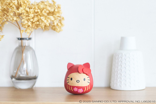 赤いハローキティだるまは縁起もよさそう