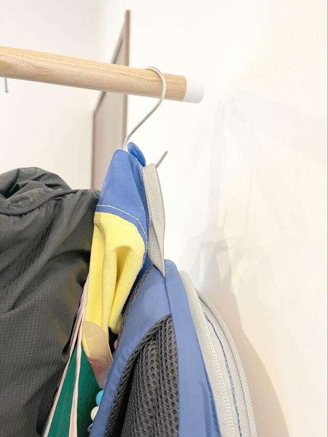 【山崎実業 tower スリムコートハンガー】S字フックを使えばバッグや帽子など小物類の吊り下げ収納も可能♪