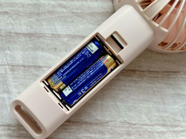 電池を入れます。単3のアルカリ乾電池が2本必要(別売り)