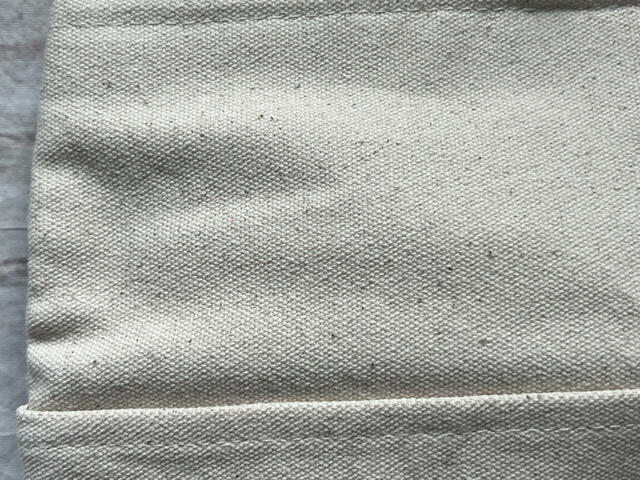 素材は綿、ポリエステル。コットンキャンバス調の生地です