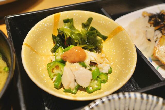 【やよい軒　かきフライシリーズ】蒸し鶏と海藻のさっぱり和えはフライの油をさっぱりする役割にもなります。