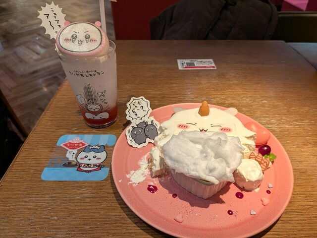 「ご機嫌なあのこのパンケーキ」と「なんか大きい討伐成功!クリームソーダ」(ちいかわ)を注文!