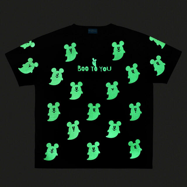 Tシャツ 4,500円｜東京ディズニーリゾート「ディズニー・ハロウィーン」スペシャルグッズ｜販売店舗：東京ディズニーランド「ディズニー＆カンパニー」、東京ディズニーシー「エンポーリオ」｜発売日：2025年9月16日（火）