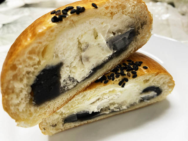 スイーツブレッド東京　コラボ生とろあんぱん ごまチーズ