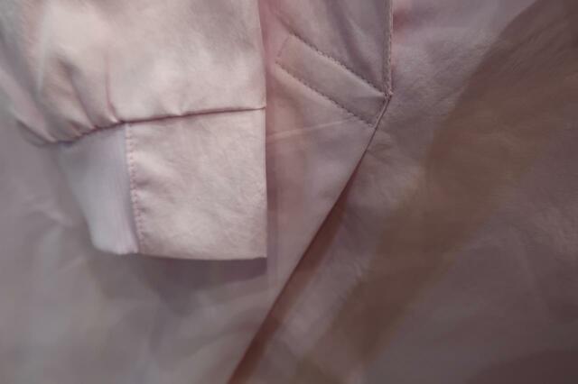 「シーンレスカットブラウス」袖のリブは半分だけ