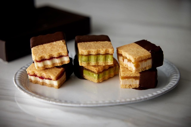 【DEAN ＆ DELUCA】「DEAN & DELUCA チョコレートクッキーサンド」6個入り 4,104円、 3個入り 2,376円／入荷予定：1月下旬