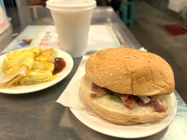 【台湾食べ歩きの旅 #14】見た目にはちょっと頼りない「姉妹老五冷飲」の台湾ハンバーガー。バンズはふわふわで、甘い台湾マヨネーズやマーガリンの香りがやさしい