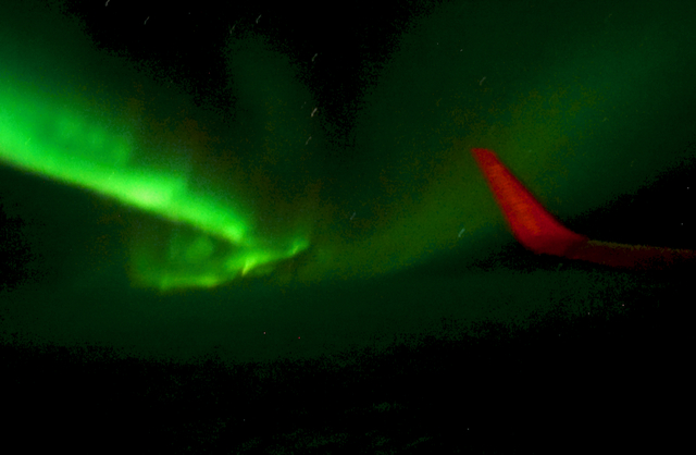 翼をバックに揺れるオーロラ。左右どちらの席に座ってもオーロラが見えるように飛んでくれる。