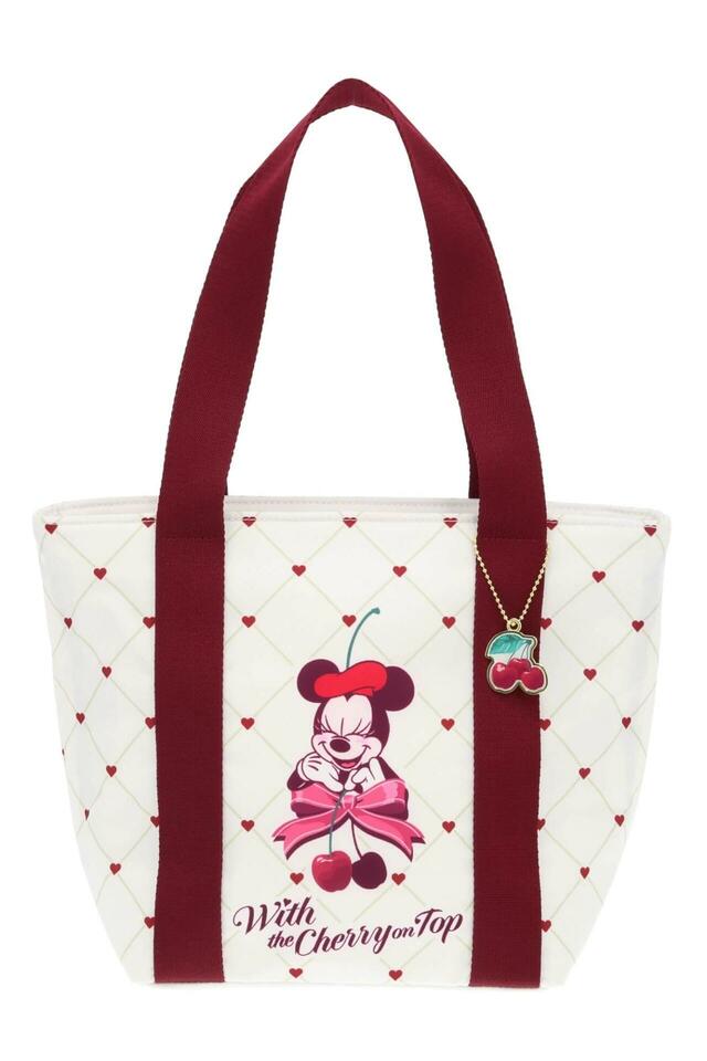 ランチバッグ 3,100円｜東京ディズニーリゾート ミニー＆さくらんぼグッズ｜販売店舗：東京ディズニーランド「グランドエンポーリアム」、東京ディズニーシー「エンポーリオ」｜発売日：2026年2月5日（木）