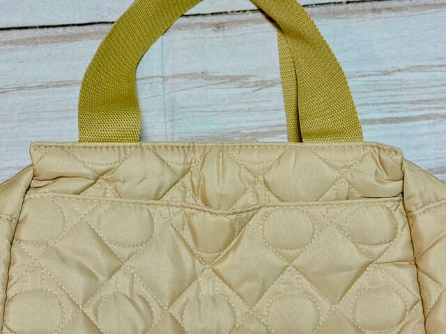 背面にも大きめポケット付きで便利！