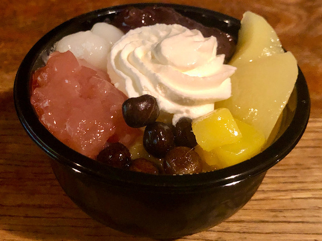 【シャトレーゼ　和涼白桃クリームあんみつ】旬の桃と粒餡、ホイップクリームの組み合わせを思いっきり味わっていきましょう！