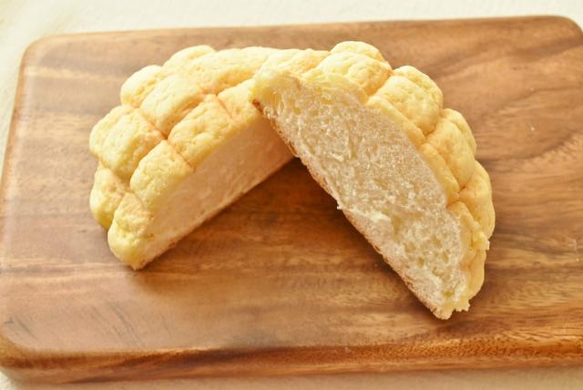 中のパンはふわふわ。／ファミリーマート『ファミマ・ザ・メロンパン』110円（税込118円）