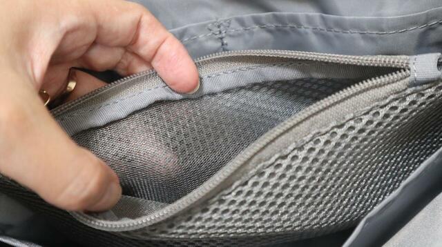 【anello GRANDE（アネロ グランデ） ショルダーバッグ】Aポケットの中にはさらにメッシュポケットが1つ。イヤホン、サングラス、薬シートなどを入れるのが良さそうです