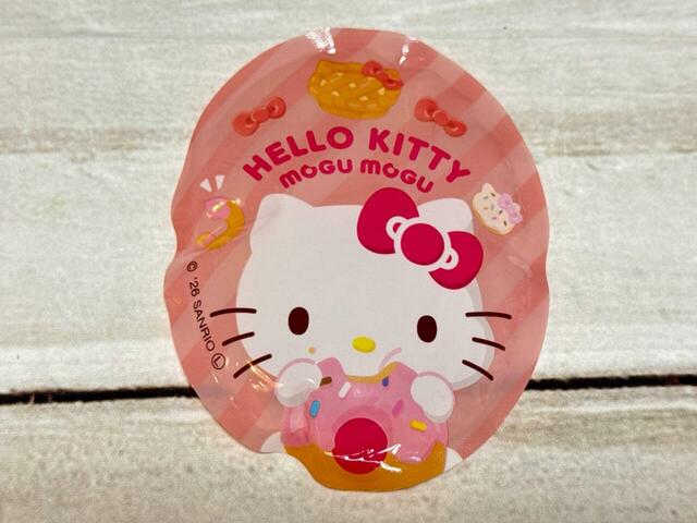 ストライプ柄にスイーツモチーフも散りばめられていて、保冷剤までしっかりかわいい!