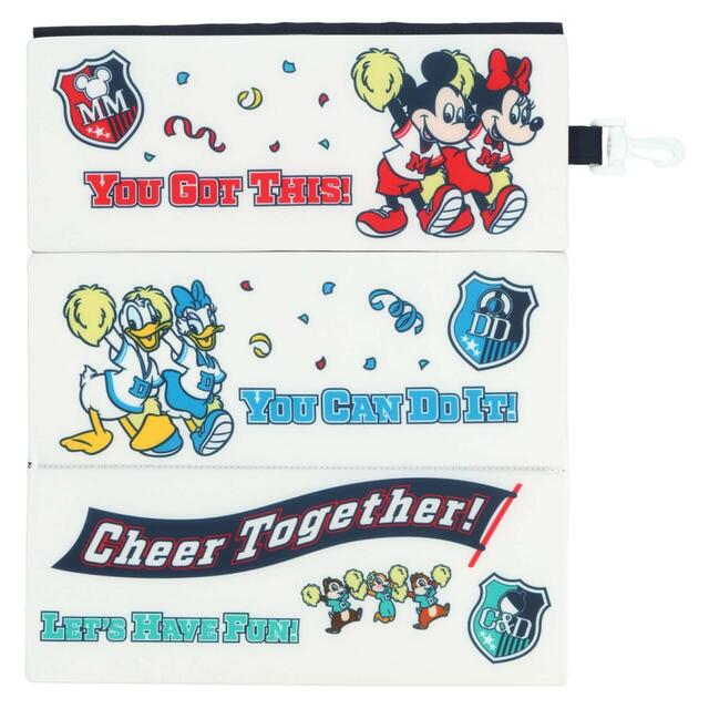 ポータブルクッション 1,600円｜東京ディズニーリゾート「ポンポンを持ったミッキーたちが元気に盛り上げてくれるグッズ」｜販売店舗：東京ディズニーランド「グランドエンポーリアム」、東京ディズニーシー「エンポーリオ」｜発売日：2025年4月24日（木）