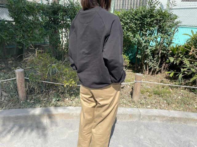 【ワークマン ストレッチライトラグランスウェット】チノパンと合わせればきれいめにまとまります