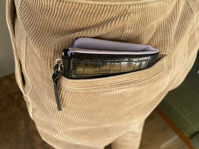 【niko and...　オリジナル二つ折りL字財布】サイズは約縦9×横11×厚み3cm。ポケットにもすっぽり入ります◎