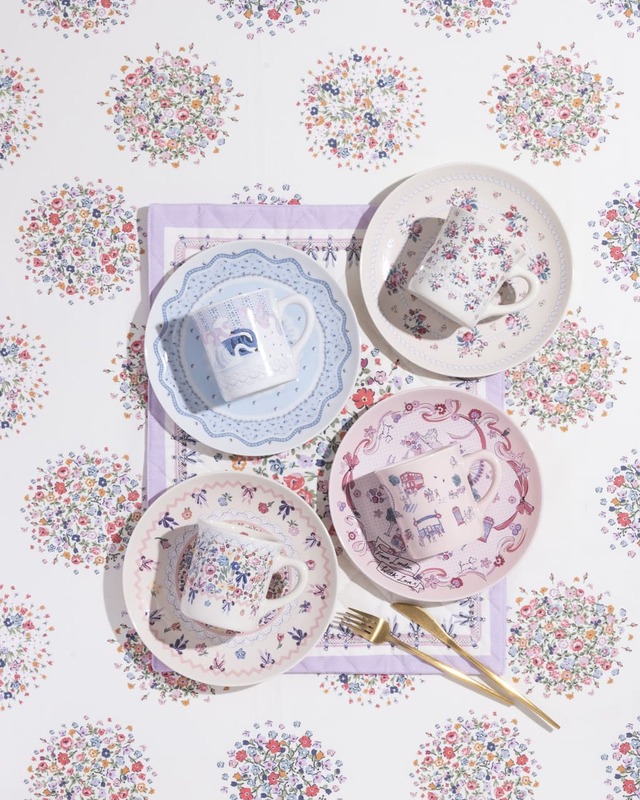 【キャス キッドソン】クラシックでやさしい雰囲気の陶器アイテム。マグカップとプレートはお揃いの柄なので、合わせてもかわいいです。