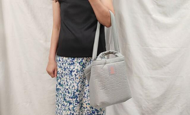 ショルダー部分は、手持ちとしても使えます『リンネル』11月号付録「DOD(ディーオーディー)ふわふわで軽いキルティングバッグ」