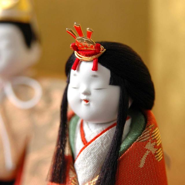 ここかしこの立ち雛　