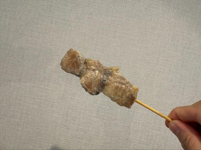【ロピア 冷凍国産焼鳥】焼き上がったら好みの味付けをするだけ、シンプルに塩だけでも十分においしいのが国産鶏もも肉の底力です!
