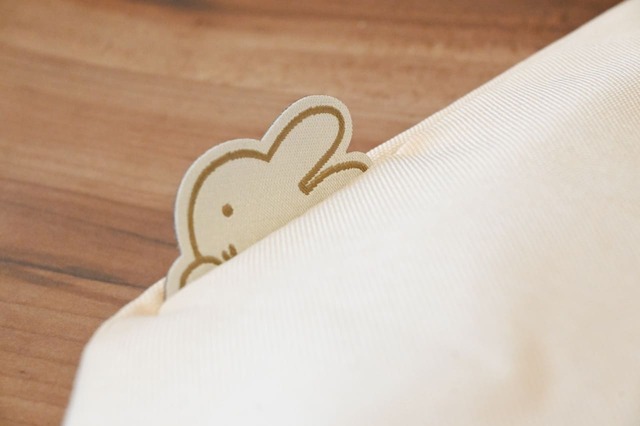 【『miffy 保冷機能付き レジかごサイズのBIGショッピングバッグBOOK』（宝島社）】サイドにひょっこり顔を出すミッフィー
