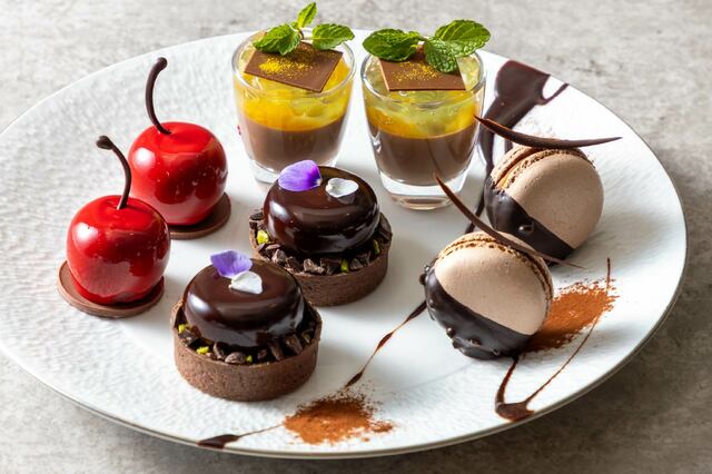 「ティースタンドの最上段のスイーツラインナップ」＜期間：2025年5月10日～6月29日＞【ジェラートもパンケーキも食べ放題！初夏のフルーツ＆チョコレートのアフタヌーンティーで贅沢なひととき♪】