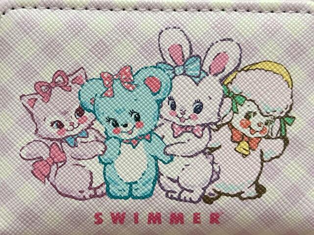 ぎゅっと寄り添った4匹の姿が愛らしいプリント入り