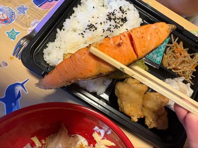 【ロピア 焼鮭弁当】ふっくら肉厚な焼鮭で満足度120%!