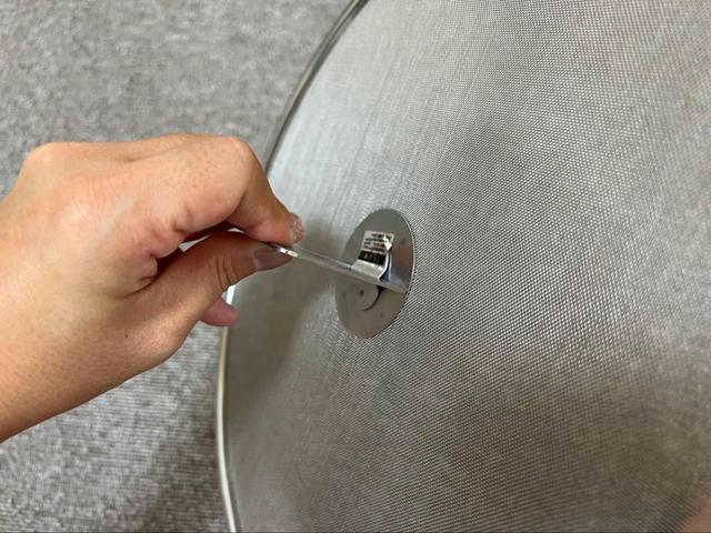 【カインズ 収納できる油飛びカバー】取っ手が折り畳めるのでかさばらない