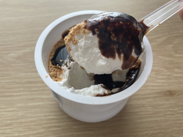 【ファミリーマート とろけるクリームわらび餅】たっぷりのクリームがわらび餅に絡みます