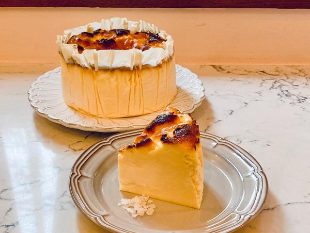 GAZTAで焼いたバスクチーズケーキも食べられる。