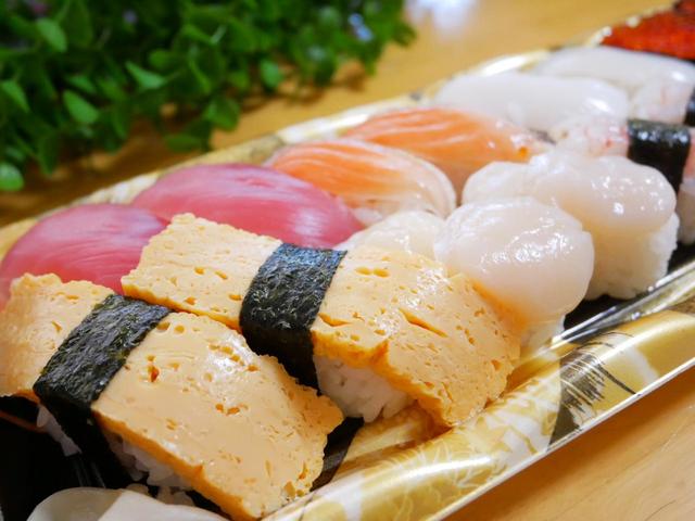 ネタの厚さも十分！／にぎり寿司　人気の2カン盛り　税込752円