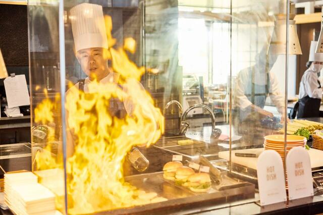 「カスタマイズが楽しい！STRINGS アメリカンサマーグルメフェア」＜期間：7月5日（金）〜9月13日（金）＞【アメリカンなブッフェで舌鼓！カスタマイズできる“ハンバーガー＆ホットドッグ”や“プレミアムローストビーフ”が食べ放題！】