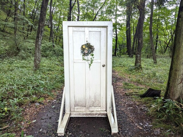 【ブリリアントヴィレッジ日光】施設内から行ける不動滝と板穴川への道。ドアの登場にワクワク感が高まる