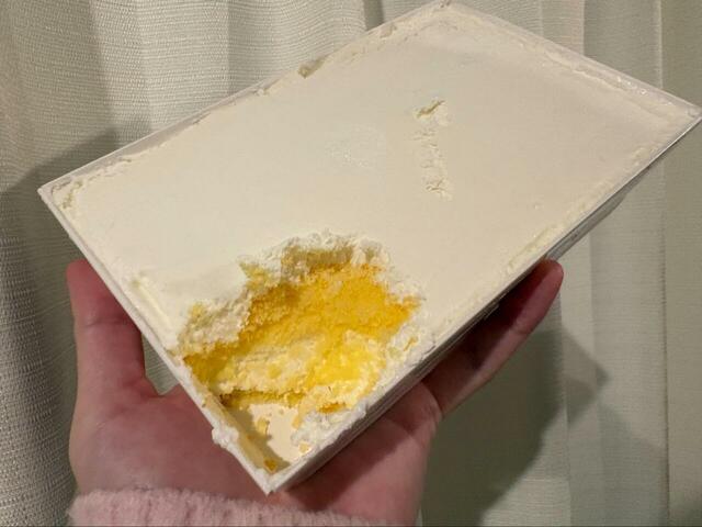 【ロピア 生クリーム好きの為の純白ケーキ】手に持つとずっしり重みがあり、ボリューム感が伝わります！