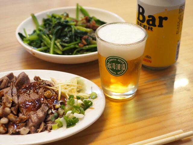 【台湾食べ歩きの旅 #10】キリンビールと豚頬肉スライスとほうれん草炒め。シンプルで台湾らしい、至福の晩酌スタイル