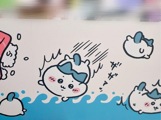 レジ台下の装飾。勢いよく転ぶハチワレ。ほっぺが可愛すぎる…!