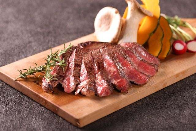 「牛肉の鉄板焼き 栗とトリュフ入りステーキソース」＜期間：2025年9月4日～11月3日＞【ポップでキュートでホラーなハロウィーンを満喫！ユニバオフィシャルホテルで『HAPPY HALLOWEEN PARTY！』開催】