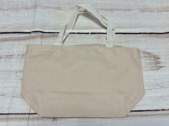 バックはシンプルな無地