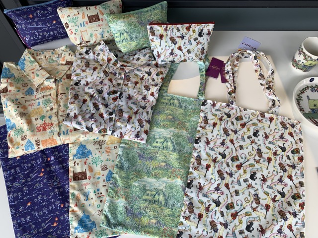 トートバッグ、ポーチは、『魔女の宅急便』、『ハウルの動く城』、『アーヤと魔女』の3作品と魔女の谷をイメージしたデザインで、イギリスのブランド「LIBERTY」との共同開発商品