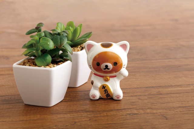 【リラックマ新商品】「ミニまねきねこっくま」1,760円／ちょこんと飾れば福を呼んでくれそう