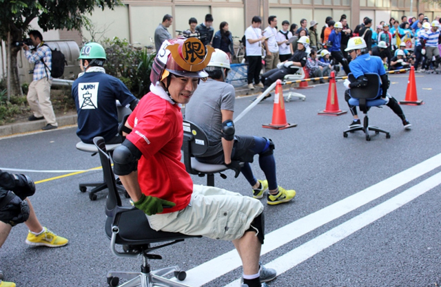 いす同士の熾烈な戦い! 「いす-1」グランプリの模様
