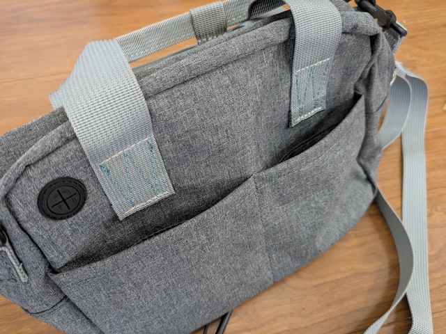 【ワークマン×フルクロ　折り畳める2WAY撥水ミニボストンバッグ】背面には2つのオープンポケットと、コードホールも付いています◎