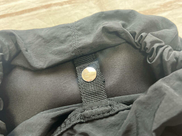 ドローストリングだけでなく、スナップボタン付きなので安心