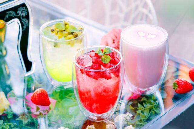 「オプションドリンク（イメージ）」＜（左）キウイレモネード　￥880、（中央）ストロベリーレモネード　￥880、（右）ストロベリーカプチーノ　￥920＞【ザ ストリングス 表参道ストロベリーガーデン アフタヌーンティー】