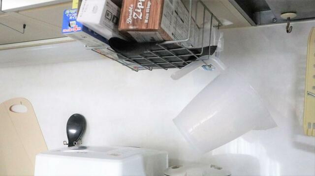 【セリア 計量カップ1000ml】持ち手部分をひっかけて空中収納できるくらいの軽さ