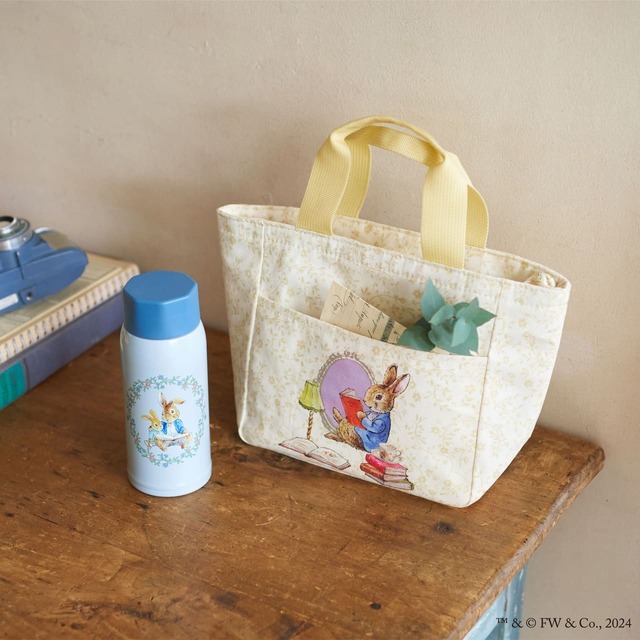 【ピーターラビット×Afternoon Tea】スクリューボトル(350ml) ¥3,520、ランチバッグ ¥3,520