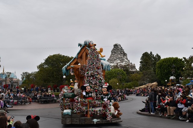 ミッキーとミニー、ドナルド、チップとデールが同じフロートに登場